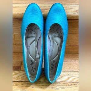 NWOT Turquoise Women’s Low Heel Pump Size 10M Slip-On Cute & Comfortable